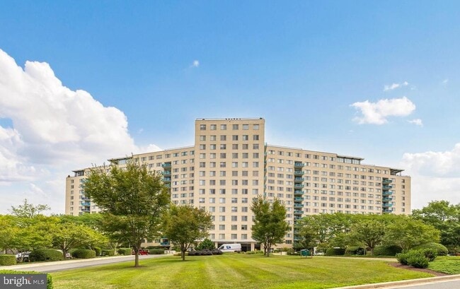 Building Photo - 10401 Grosvenor Pl