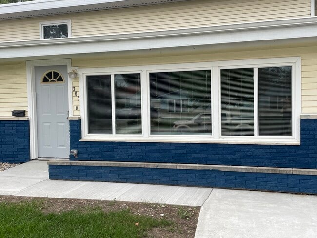 Building Photo - 307 Cardinal Cres