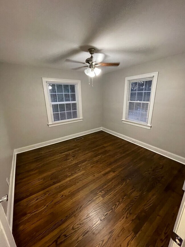 Building Photo - Renovated 2 bedroom home for rent Near Downtown Clarksville!
