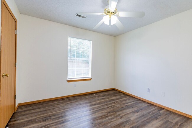 Building Photo - 1502 Cresent St
