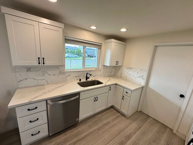 Building Photo - Cozy updated 2 bedroom South Tacoma Rambler