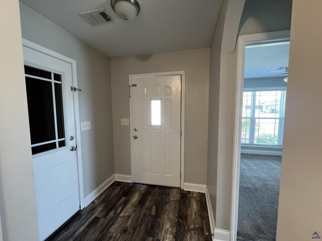 Building Photo - 114 Tahoe Ln