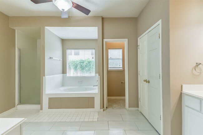 Building Photo - 8511 Cross Country Dr
