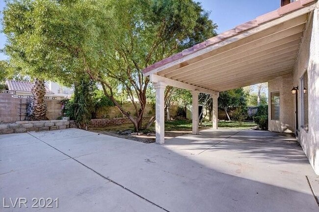 Building Photo - Ready for a BIG house - for little rent in the Heart of GREEN VALLEY.