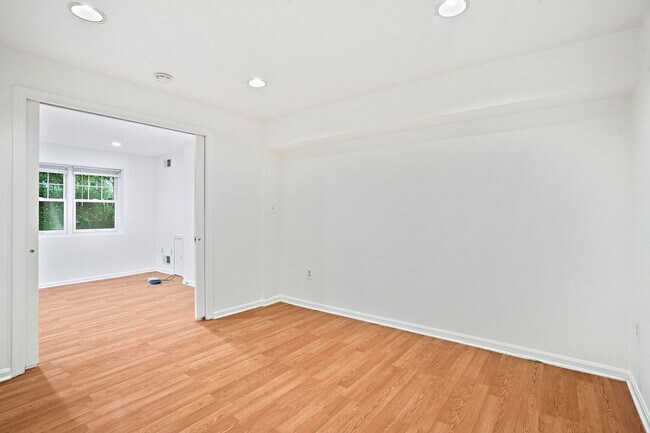 Building Photo - Wonderful Woodley 1 Bedroom with Parking