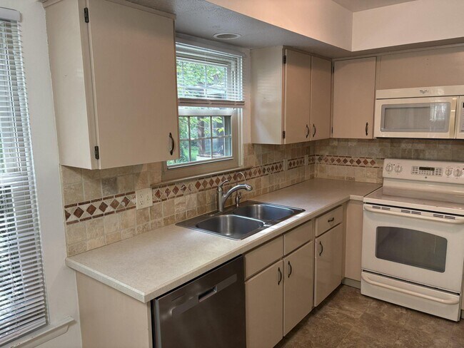 Building Photo - 167 Sunshine Dr