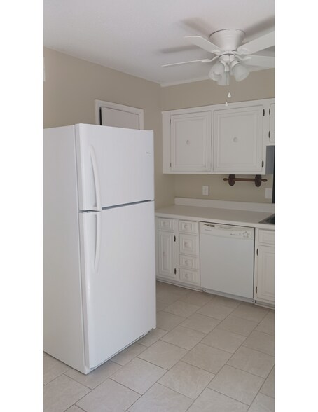 Building Photo - 115 Eastcliff Dr SE