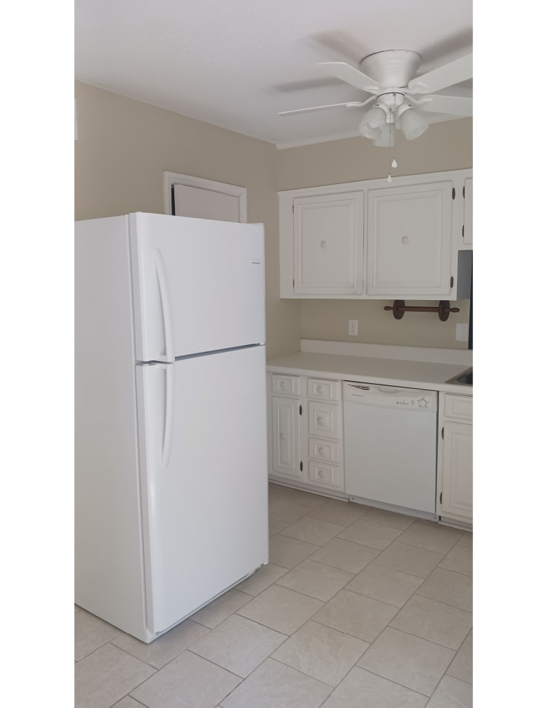 Building Photo - 115 Eastcliff Dr SE