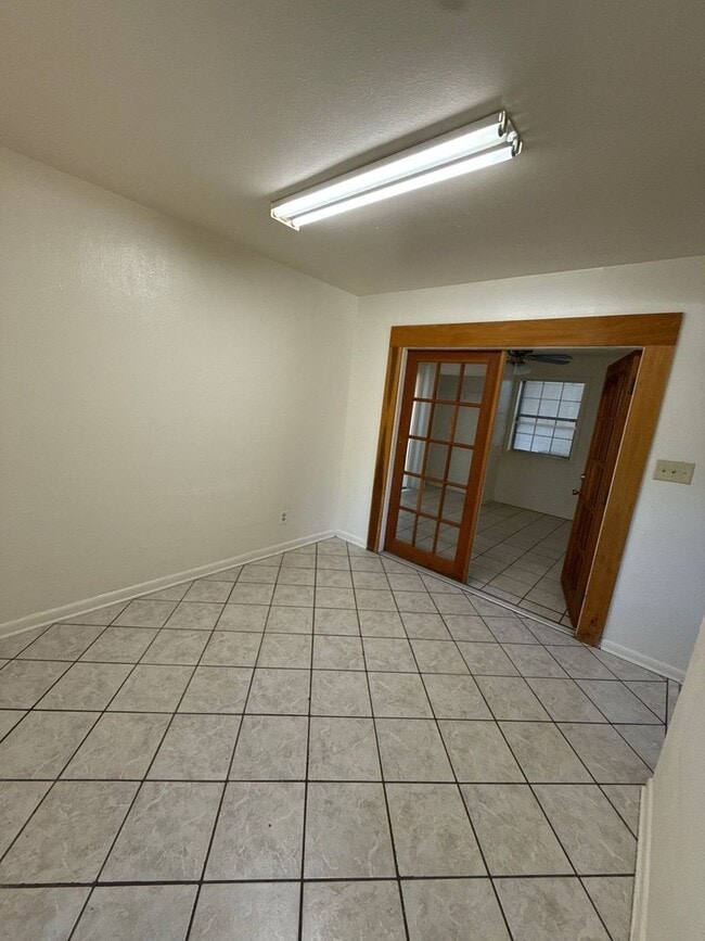 Building Photo - 4 bed/ 2.5 bath home, large yard! Availabl...