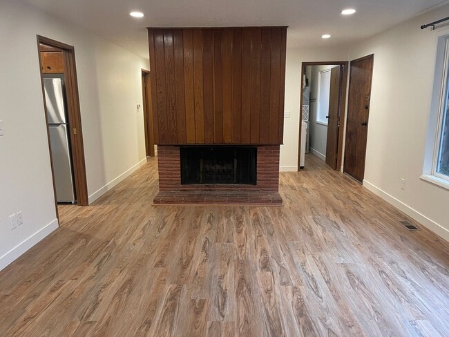 Building Photo - Beautiful 2 Bed, 1 Bath Duplex in SW Portland! Enjoy Private Yard, Spacious Floorplan in a Great ...