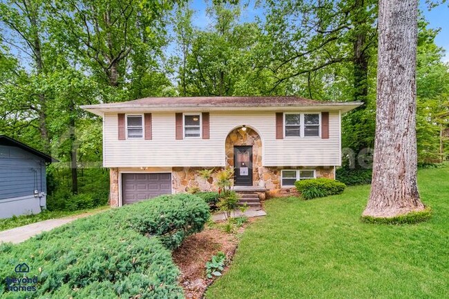 Building Photo - Stunning 4 Bedroom 2 Bathroom Home - Looki...