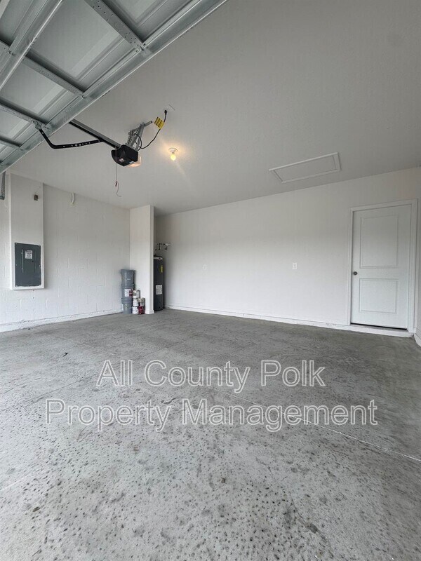 Building Photo - 2061 Rosewood Dr