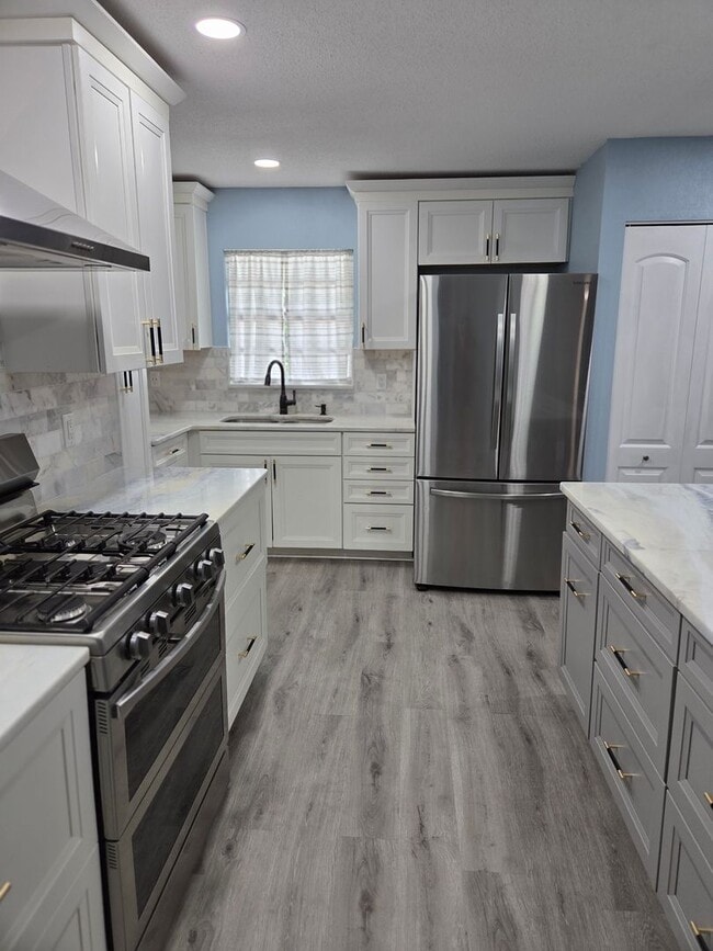 Building Photo - REMOLEDED WITH AWESOME KITCHEN