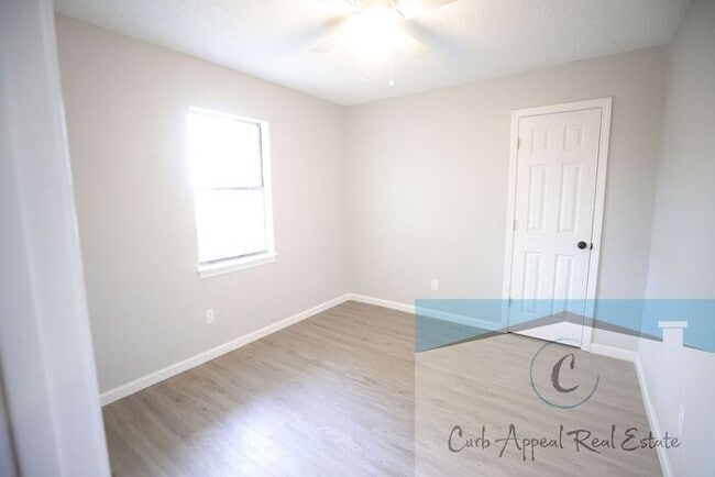 Building Photo - First month move in special $450!! 2-bedroom, 1-bath apt Trumann - HUD accepted