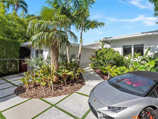 Building Photo - 425 E Dilido Dr