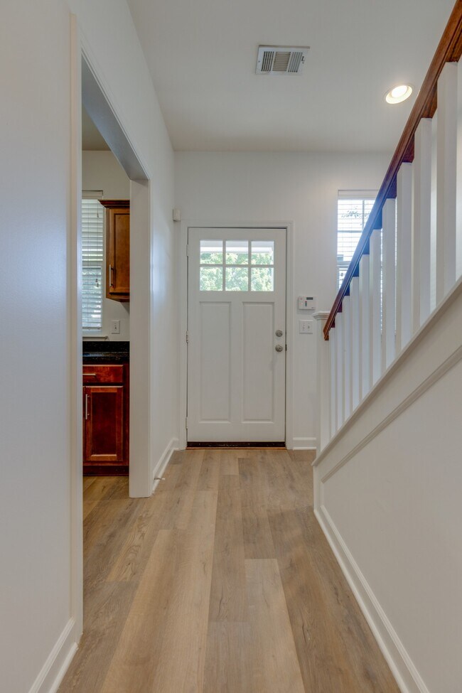 Building Photo - 816 Hillview Heights