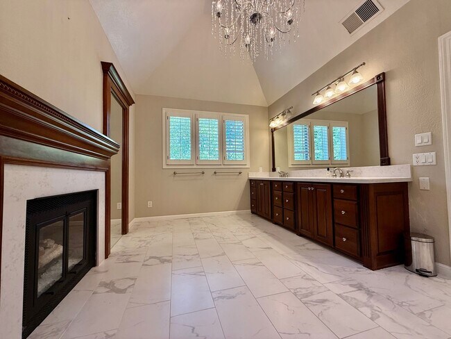 Building Photo - Stunning, Furnished 4 Bed 3.5 Bath + Offic...