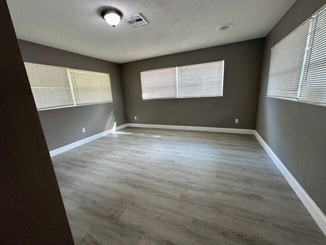 Building Photo - 5400 Lake Jessamine Dr