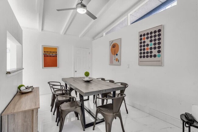 Building Photo - 714 NE 17th Ct