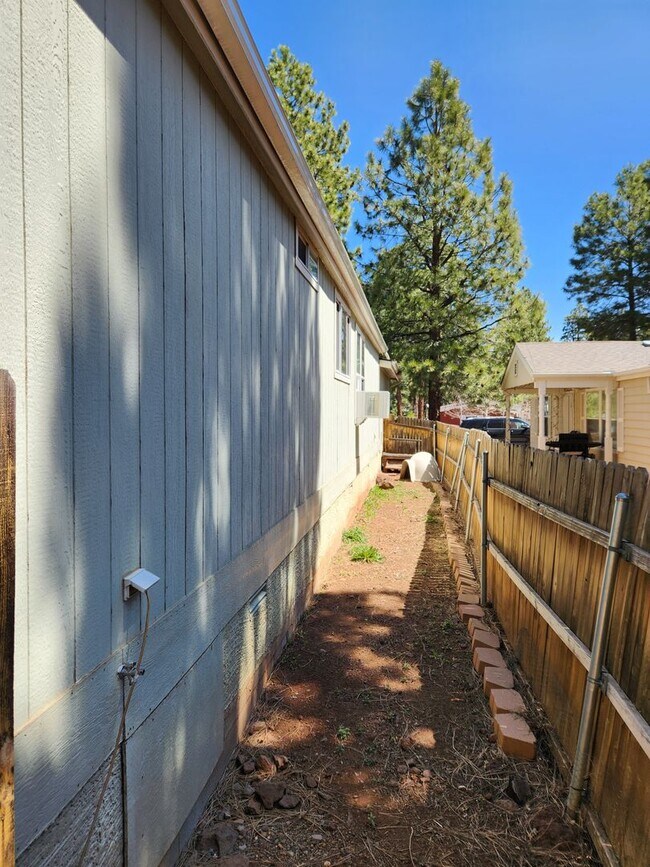 Building Photo - * LEASE PENDING Move-in ready Home in Railroad Springs