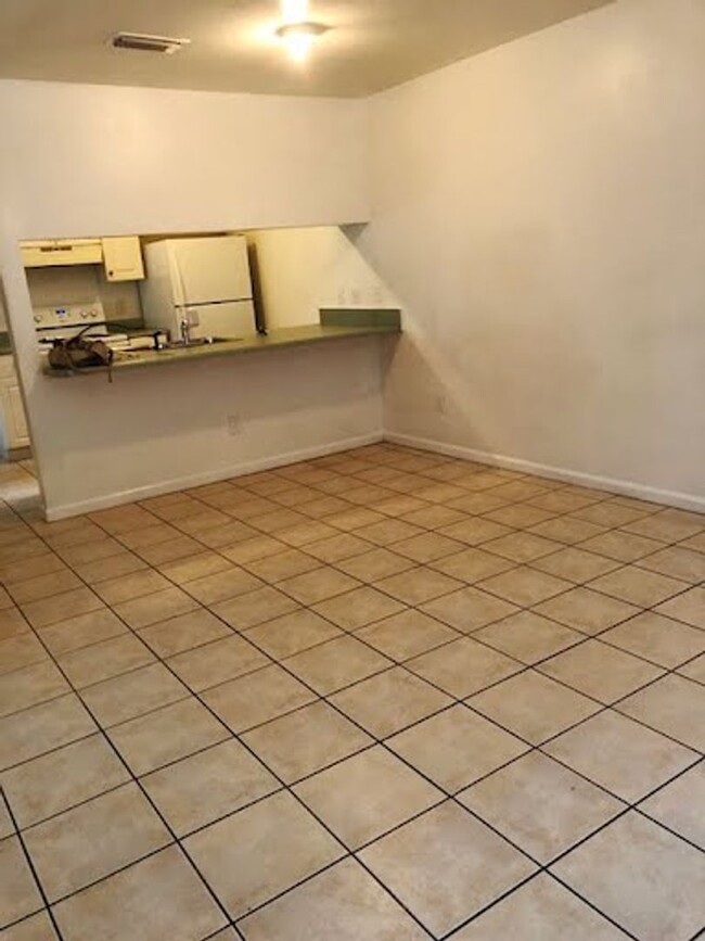 Building Photo - FOR RENT - Spacious 3BR/3BA Townhome!