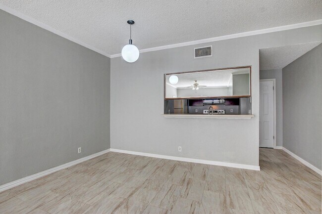 Building Photo - 807 W 25th St
