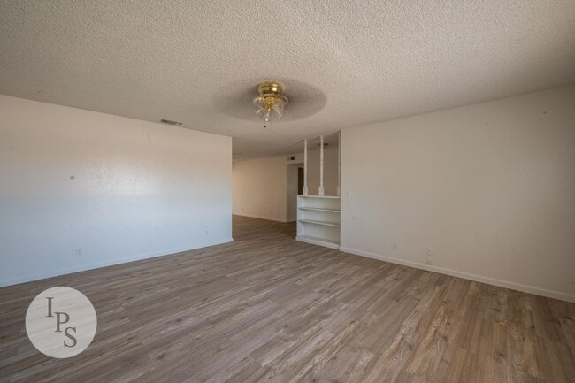 Building Photo - Kerman Westside Large 3 Bedroom Home, Bran...