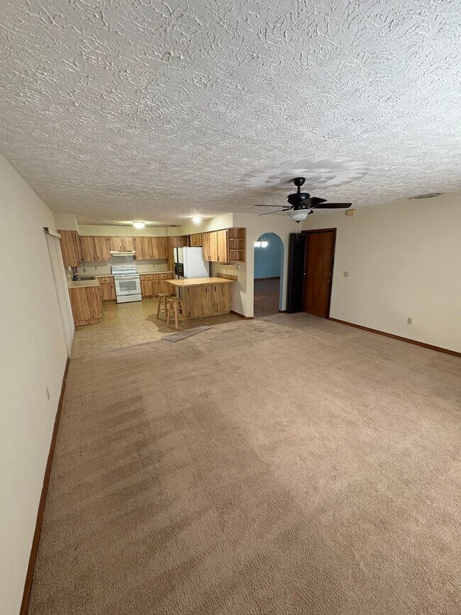 Building Photo - 2/2 home with fenced backyard in Ft Pierce