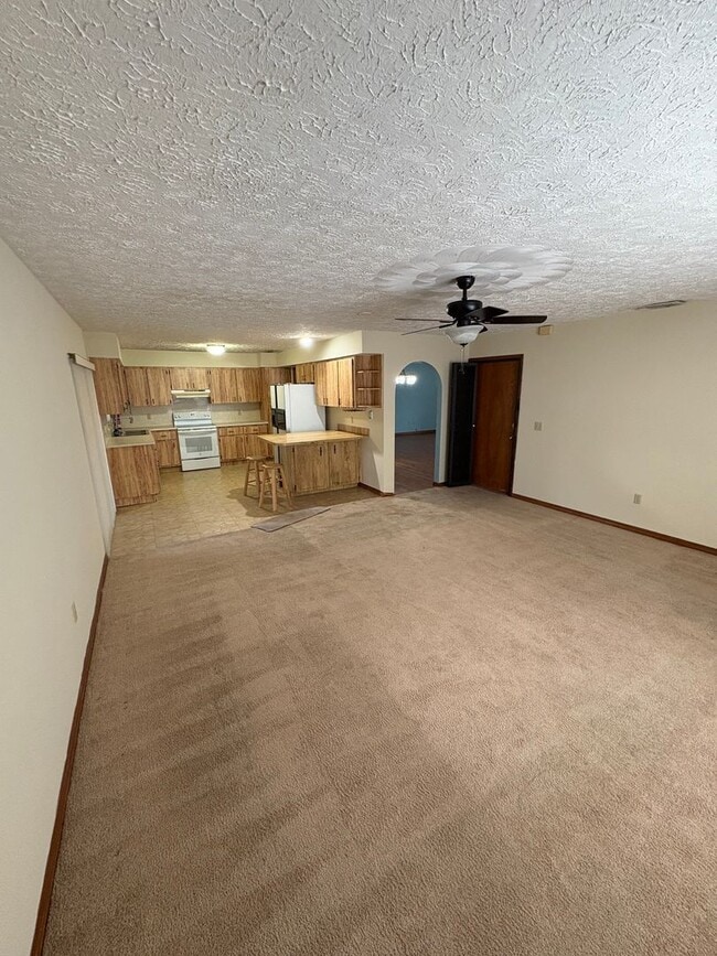 Building Photo - 2/2/2 home with fenced backyard in Ft Pierce