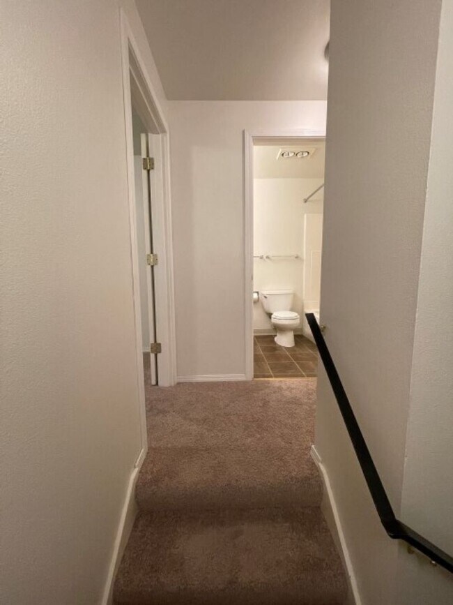 Building Photo - 2Bd/1.5Ba Lynnwood Townhouse