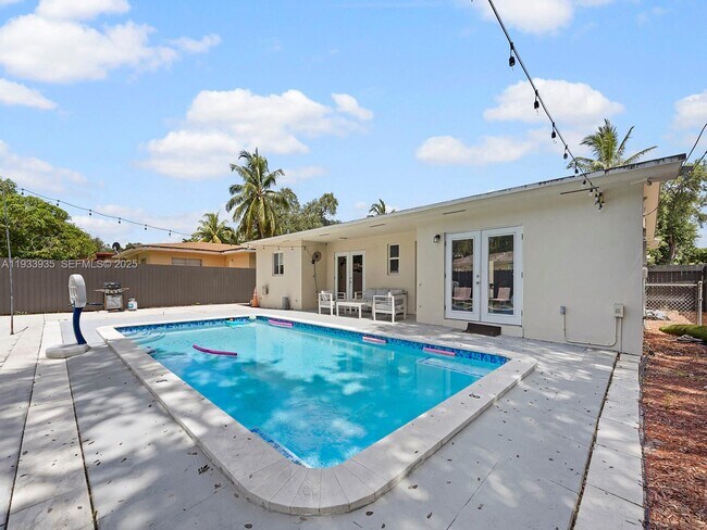 Building Photo - 560 NE 161st St