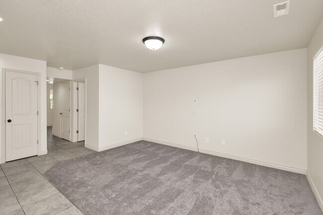 Building Photo - Beautiful 3 Bed, 2.5 Town Home in West Haven, Pet Friendly! Available on April 22nd!