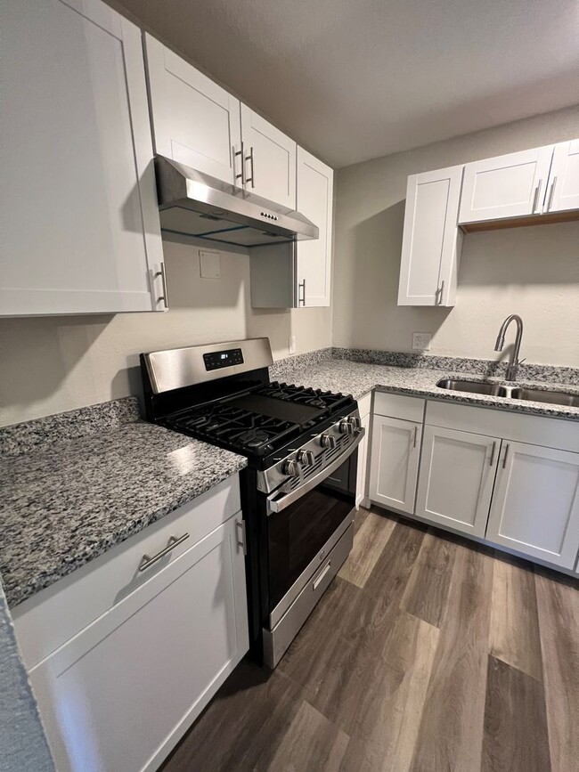 Building Photo - Fully Remodeled 1 Bedroom Condo in 55+ Com...