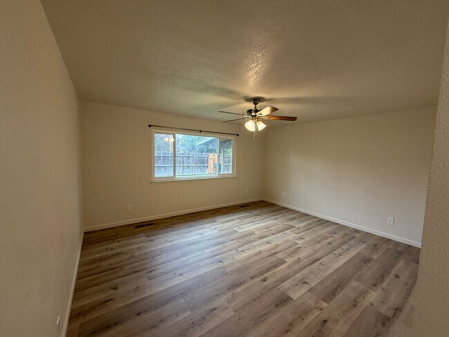 Building Photo - Fully remodeled single story located in Lakewood School District!