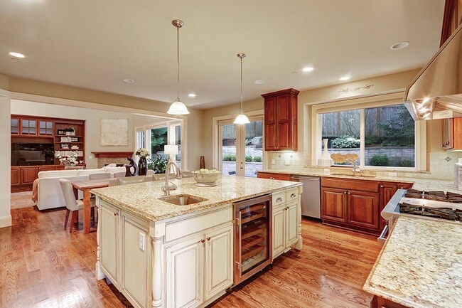 Building Photo - 5Bdrm+Office / 3.5 bath - West Bellevue Home