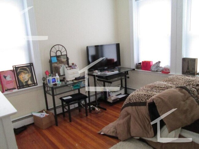 Building Photo - 9/1 No Fee! Modern 3BR apartment near Coolidge Corner, BU!