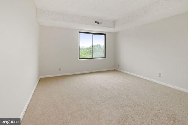 Building Photo - 3800 Powell Ln