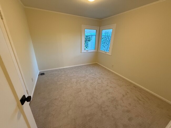 Building Photo - 701 Poinsettia Ave