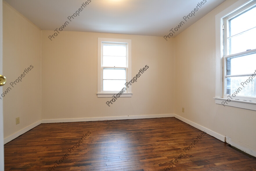 Building Photo - 329 White Ave