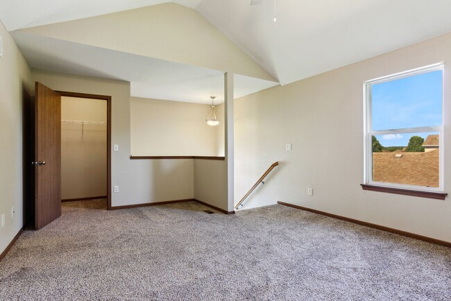 Building Photo - 3 Bedroom, 2 Bath, two story all electric ...