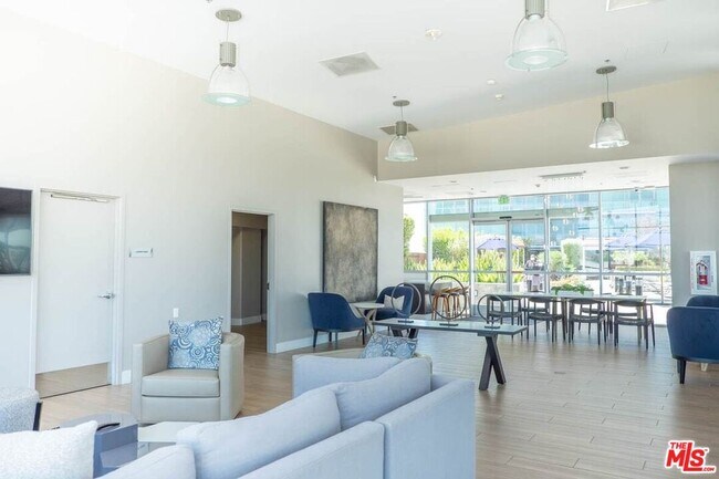 Building Photo - 3785 Wilshire Blvd