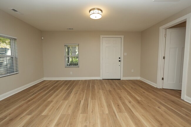 Building Photo - 2BR w/ Driveway & W/D Hookups near Uptown Charlotte