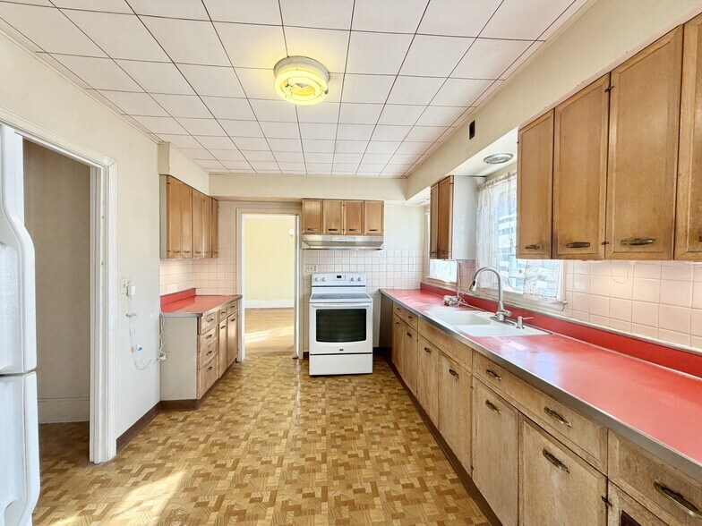 Building Photo - 715 Bushnell St