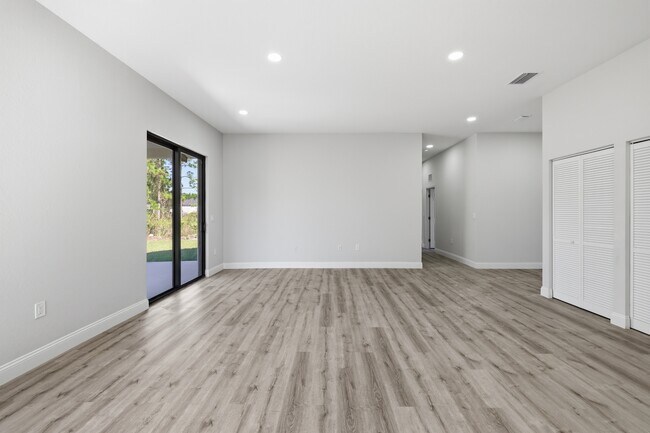 Building Photo - 825 Carbon St E