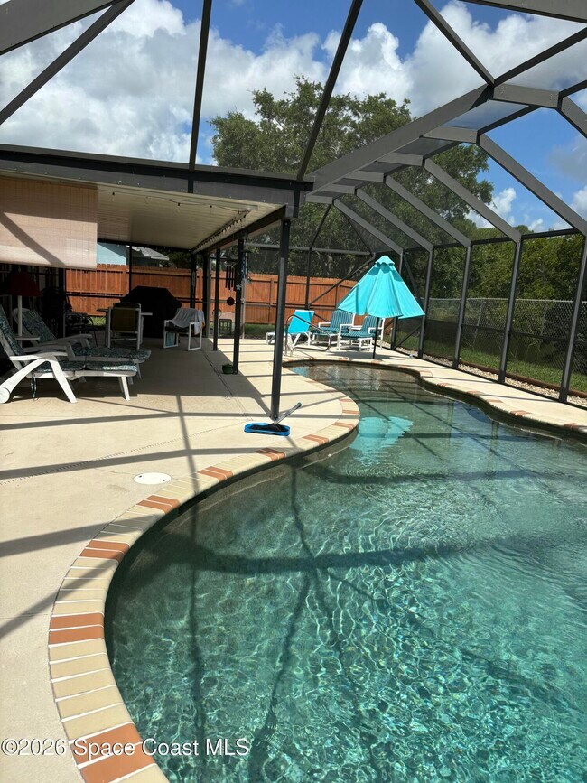 Building Photo - 870 Spirea Dr
