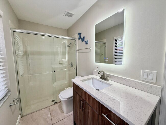 Building Photo - 212 Lone Pine Dr