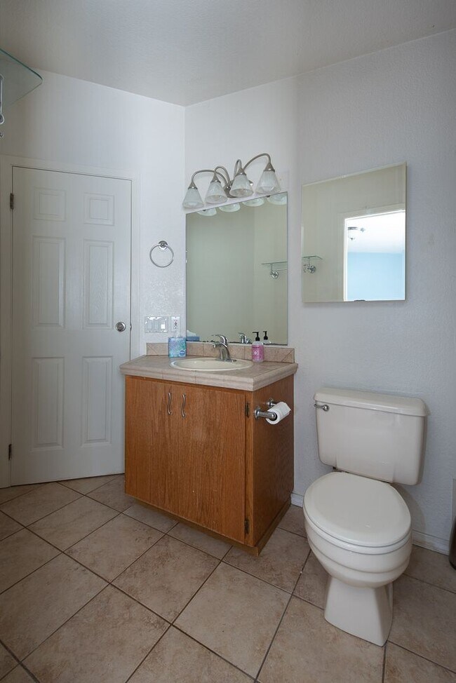 Building Photo - Spacious and Bright 2 Bed 2 Bath Kirkland ...