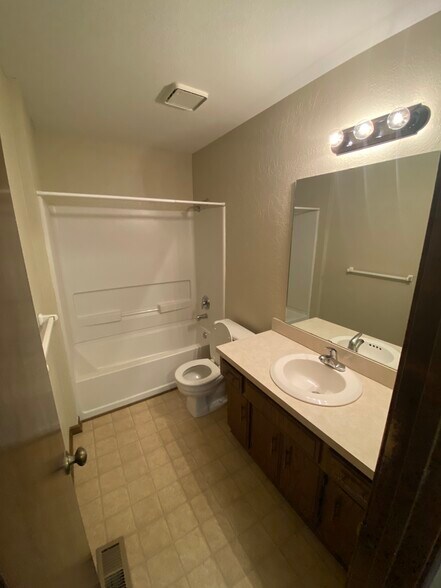 Building Photo - 733 SE Claremont St