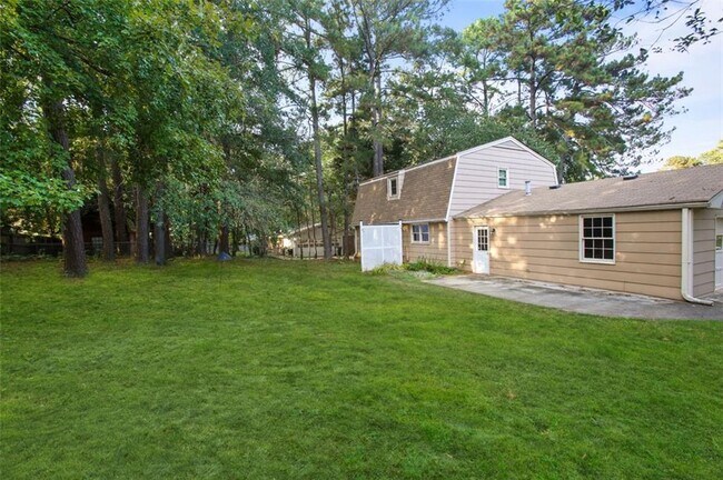 Building Photo - 461 Village Green Ct SW