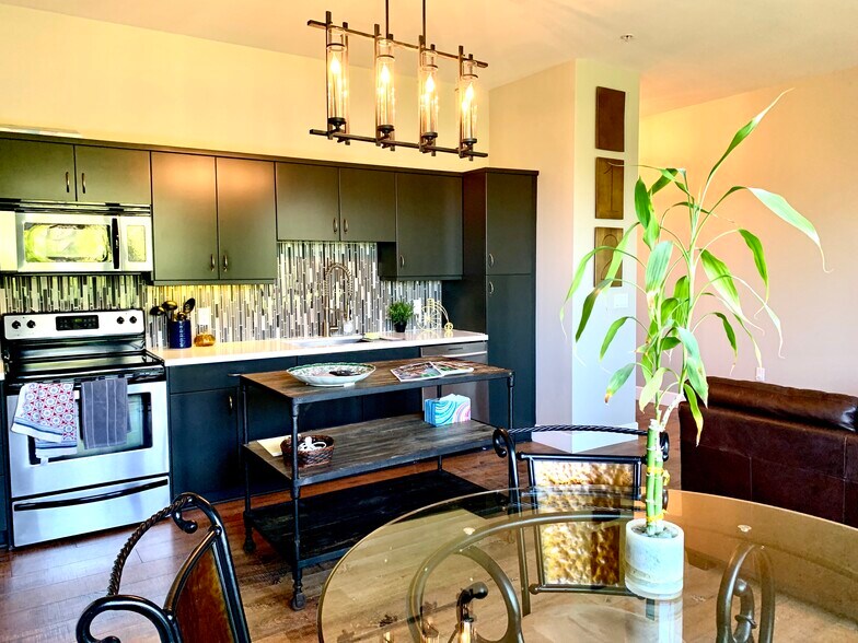 Modern kitchen - 889 Date St